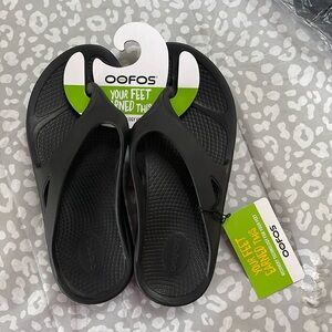 Oofos flip flops size men’s 7 or women’s 9 black New